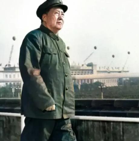 1948年夏，苏联高层斯大林突然发来急电，警告我党跨过长江将有毁灭的风险，我党引