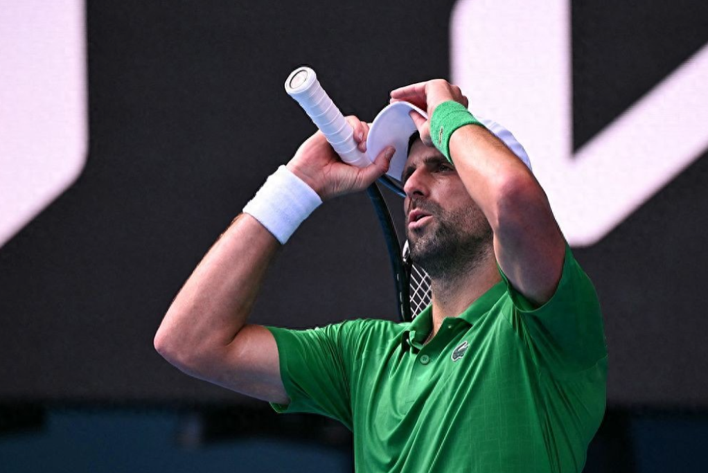 澳网男单1/4决赛，十届赛会冠军德约科维奇对阵穆塞蒂。穆塞蒂2-0领先的情况下受