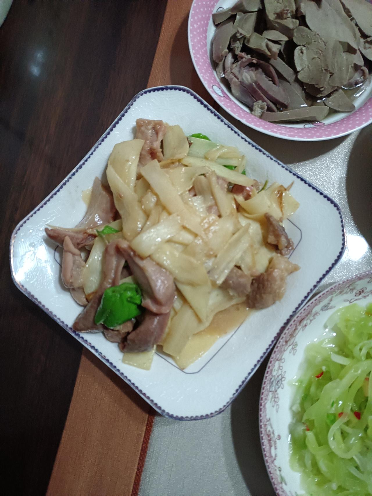 午餐菜品：茭白炒肚片鹅肝（现买）凉拌莴苣丝清炒韭菜砂锅