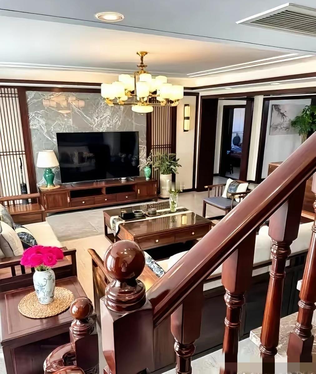 一男子全款79万买下一套法拍房,二层别墅,确实是便宜。有一面墙觉得碍事,想打开