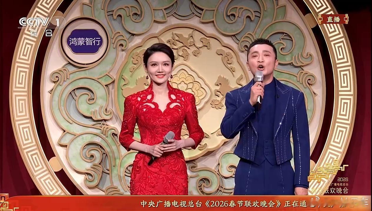 鸿蒙智行连续三年亮相春晚春晚背景墙，排面