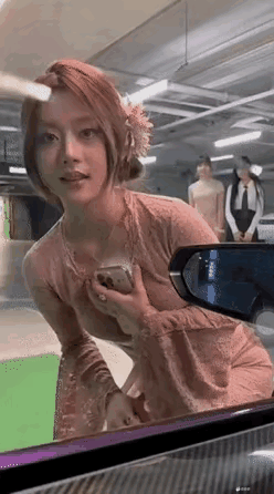 豪车有了，美女就不缺