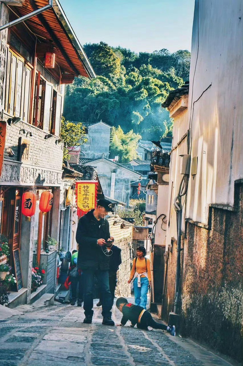 云南·和顺古镇｜白墙灰瓦的古镇风情白墙灰瓦的和顺古镇是著名的侨乡