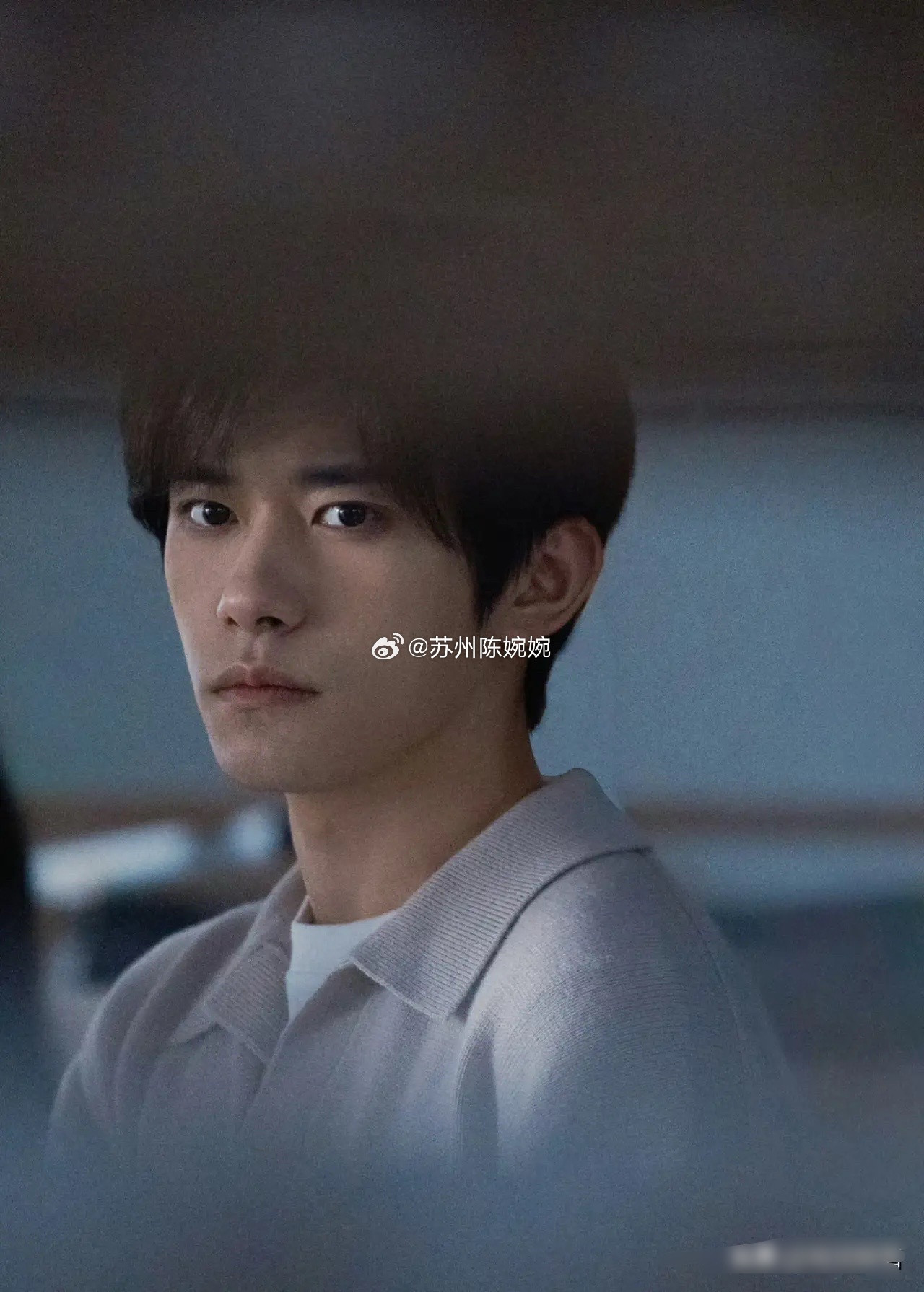 没有美颜、滤镜和妆容，顶流也只是普通人！图一是4月1日易烊千玺工作室的晒照。这张