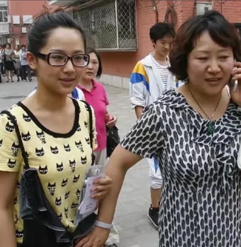 杨紫这二张照片的对比，实在是太强烈了，第1张是她当年参加北影艺考试的照片，看起来