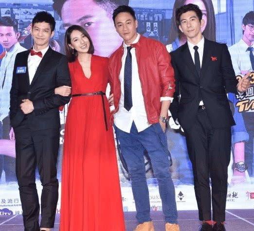 4位明星同框：我一眼就认出了发短额宽、曲眉丰颊的何润东；西装革履、高大修伟的修楷