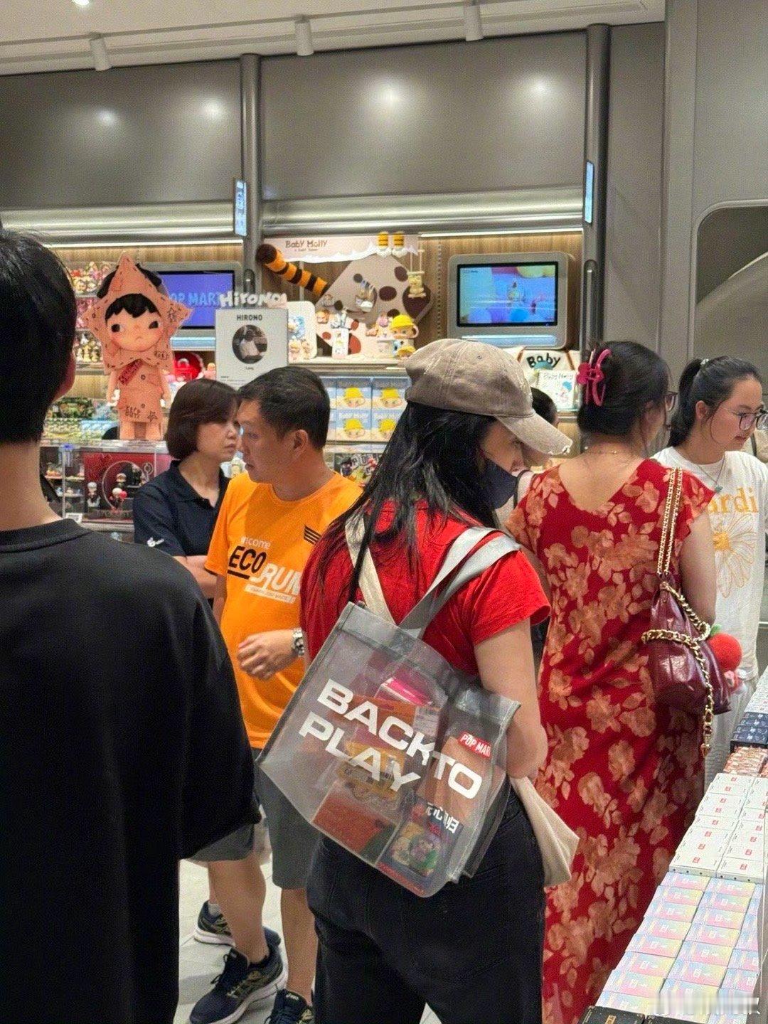 姚晨你这么悠闲是抢不到labubu的近日有人在厦门偶遇姚晨逛街，还是在盲盒店[笑