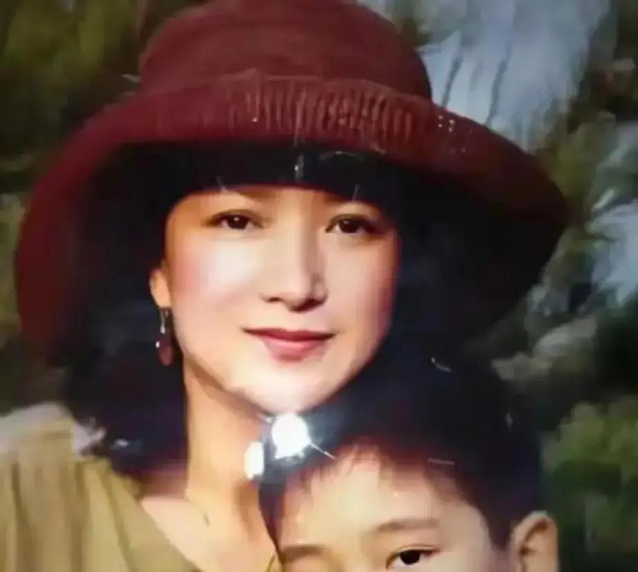 横店群演现在都叫他“许十七”。不是笑话，是敬畏。许亚军和何晴的儿子许何，为