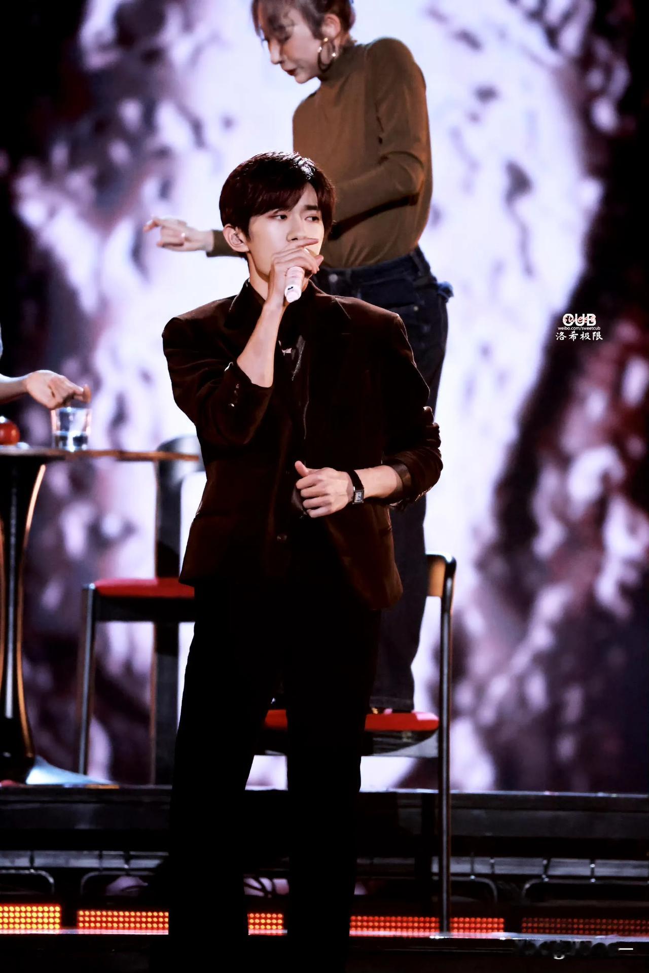 受不了，这个易烊千玺又“冷脸跳骚舞”一首《酒醉的探戈》直接点燃全网太迷人了啊