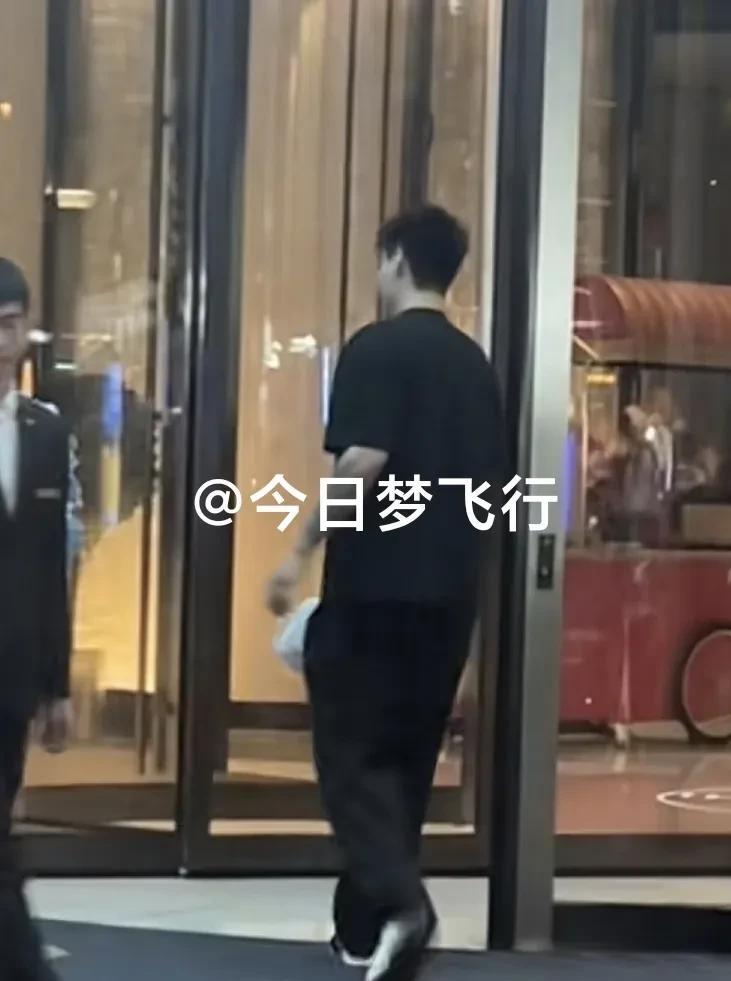 赵睿现身北京！昨晚，新疆队球员赵睿现身北京三里屯太古里。几年前，赵睿的父母就定