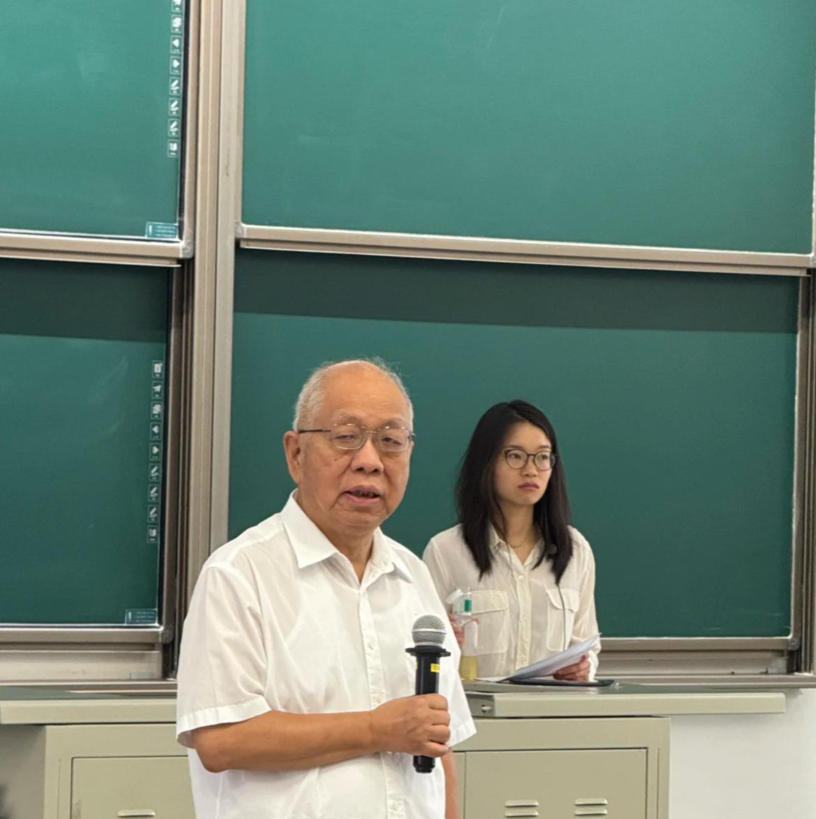 北大出身的王虹，来到清华大学作有关三维挂谷集的报告，丘成桐教授亲自来为她的报告主