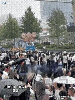 “这就是中国人的默契！”武汉icon，20万人正挤着看花车巡游，突然间全场断网