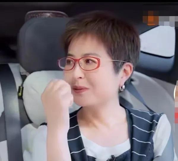 张泉灵心疼的看着郁可唯说：“你是不是受过骗？”郁可唯支支吾吾的说：“感情上的。