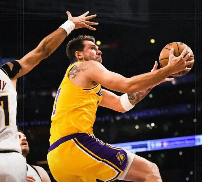 感觉现在东契奇对比赛影响力比约基奇强多了约基奇除了助攻多一点防守为负，复出之后