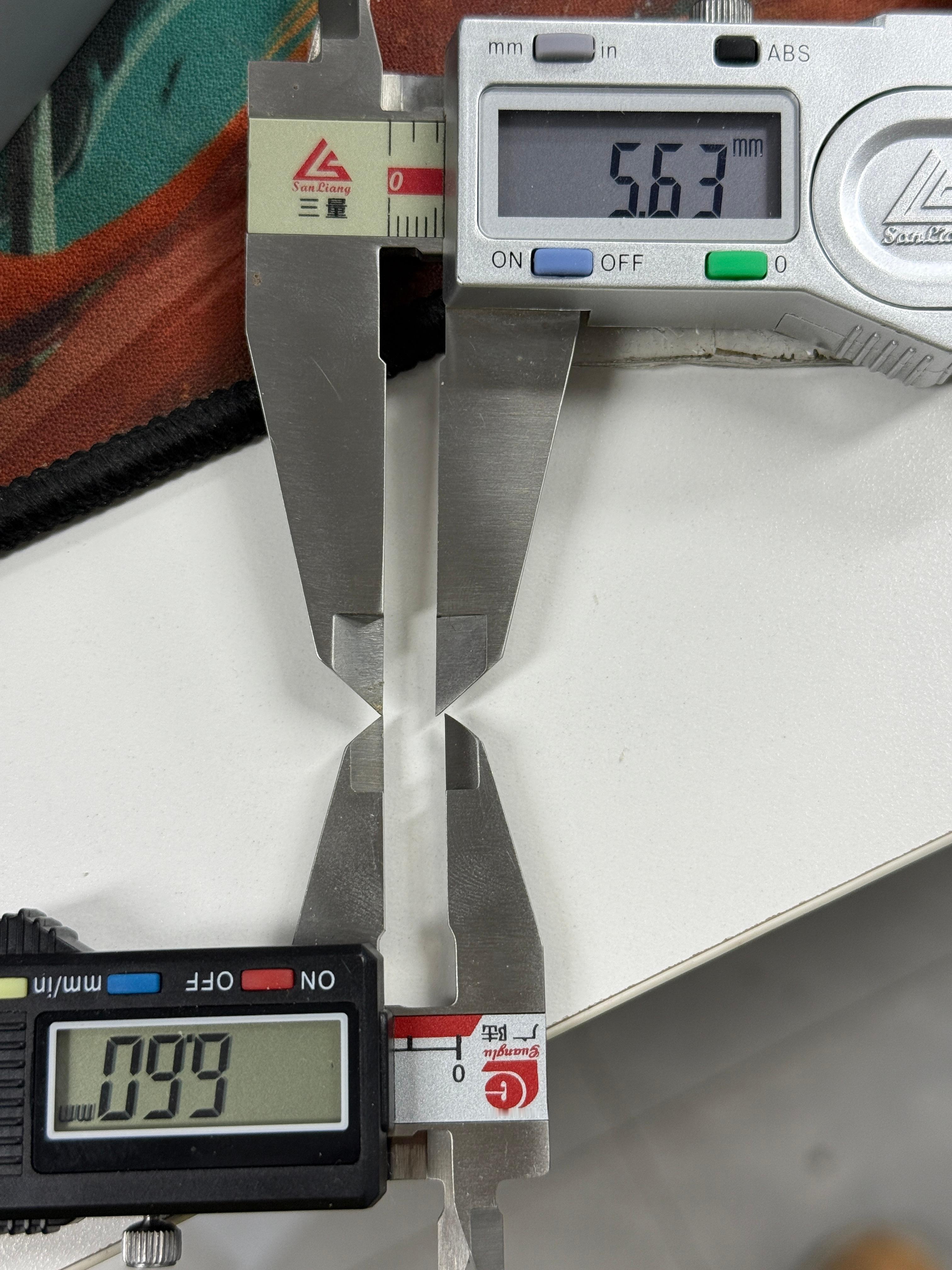 今晚逛商场我带了一个卡尺，然后卡了一下。两个手机厚度大概就是图二这个差距