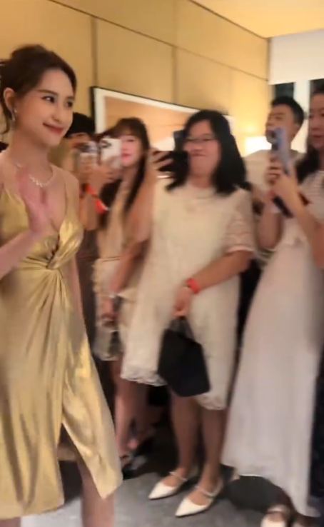 何超莲无锡晚宴与女宁泽涛同框了，人美气质出众，不愧是豪门千金，窦骁真是捡到宝了！
