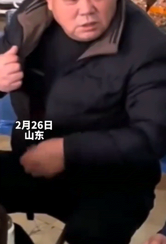 笑不活了！山东，一女婿和老丈人坐着聊天，可二人聊着聊着这老丈人突然问女婿“过年后