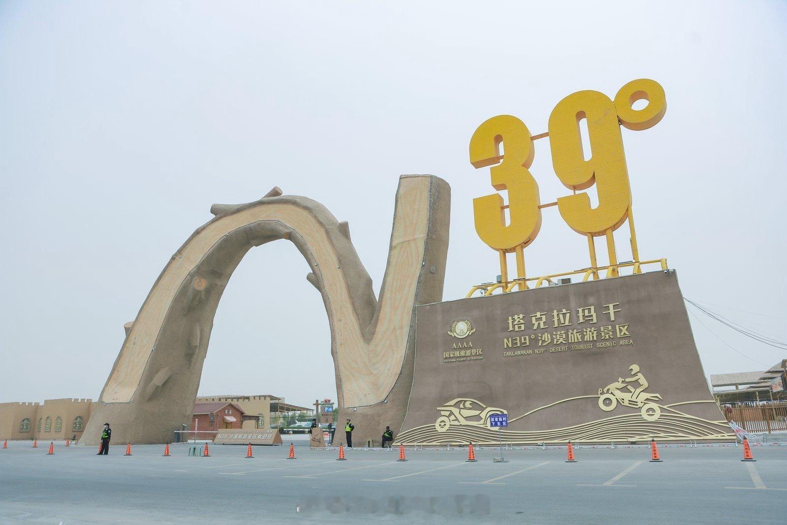 在刚刚落幕的2025年环塔拉力赛中，长城汽车董事长魏建军现身终点线，等待每一位车