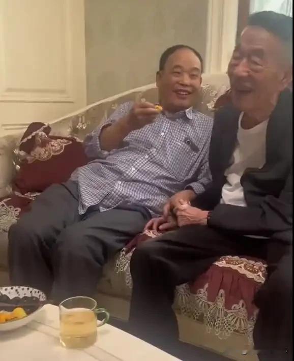 著名相声演员杨少华曾说，他之所以给赵伟洲量活儿，是因为赵伟洲的父亲、著名相声演员