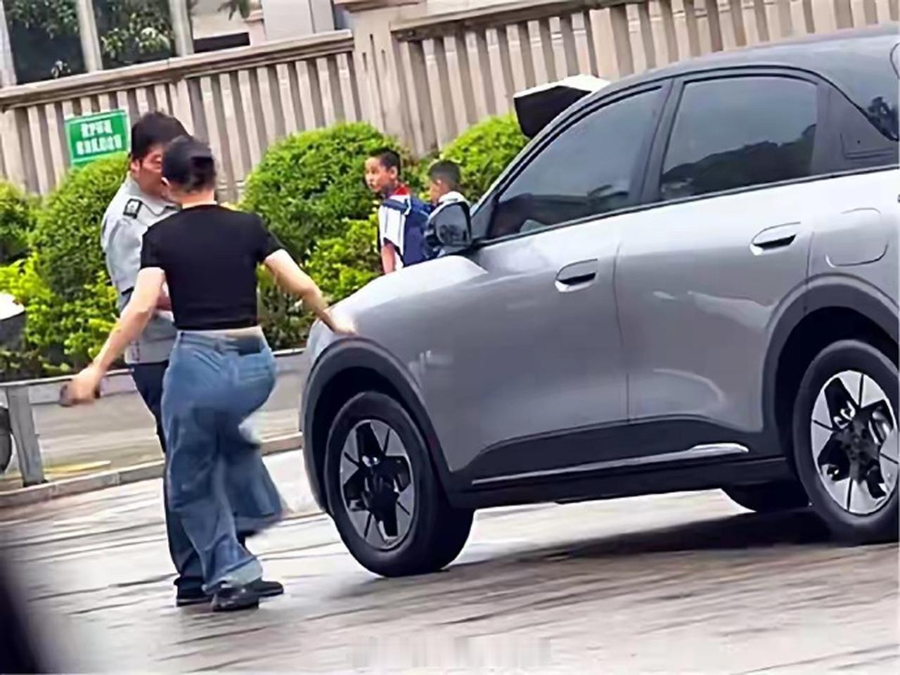 【女子脚踹保安被扇事件警方已立案，律师：保安是否属于正当防卫？】 女子送孩子