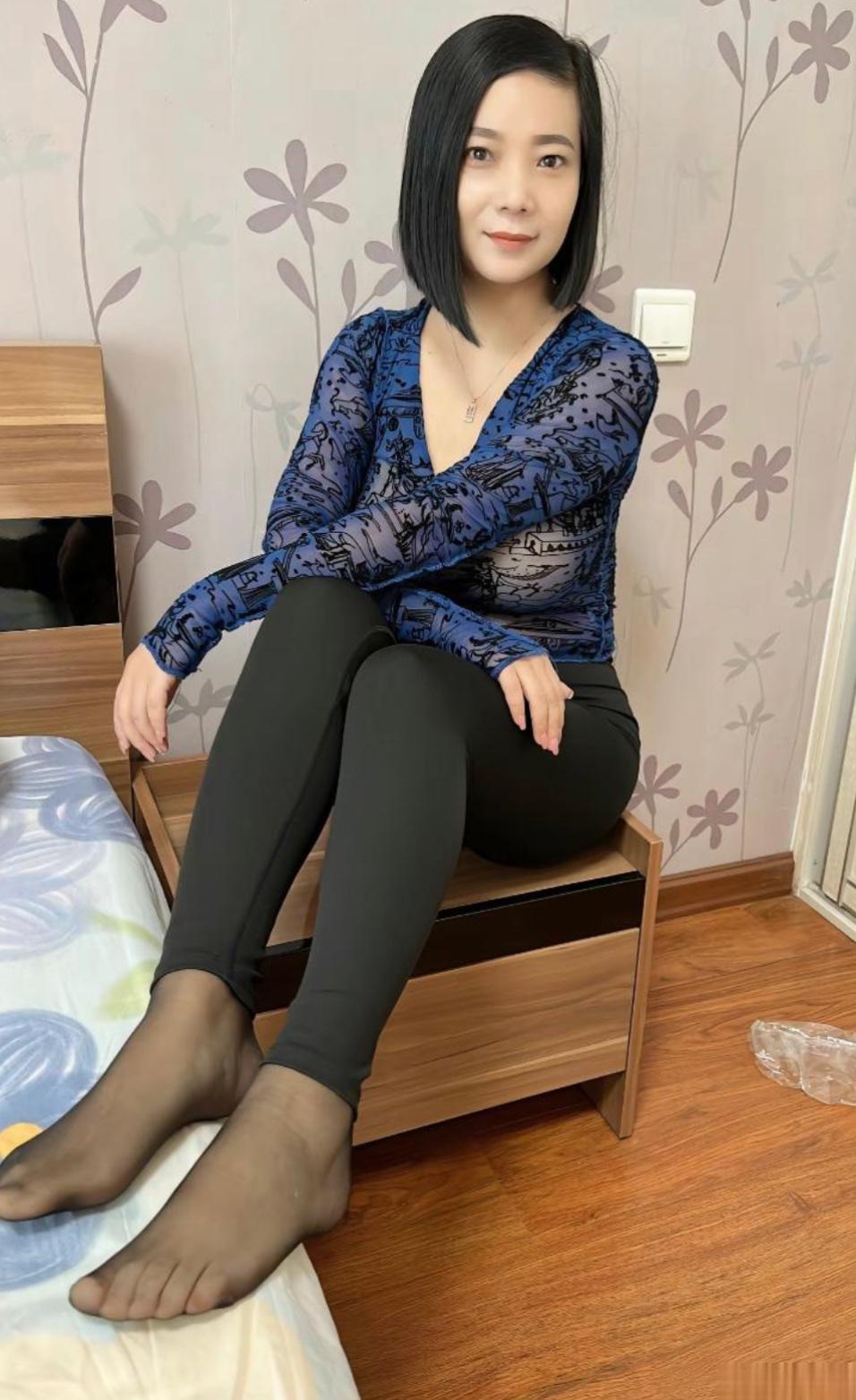 黑色紧身裤搭配蓝色蕾丝上衣，简约而不失优雅，尽显女性魅力！💃🏻👗怎样穿搭让