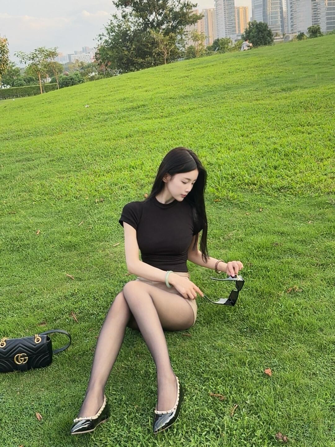躺在草坪上🌿​​​