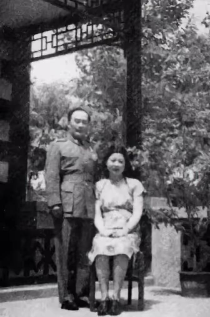 1947年，51岁的胡宗南娶了戴笠的情人叶霞翟，其实两人早就有一腿，因为顾忌，不