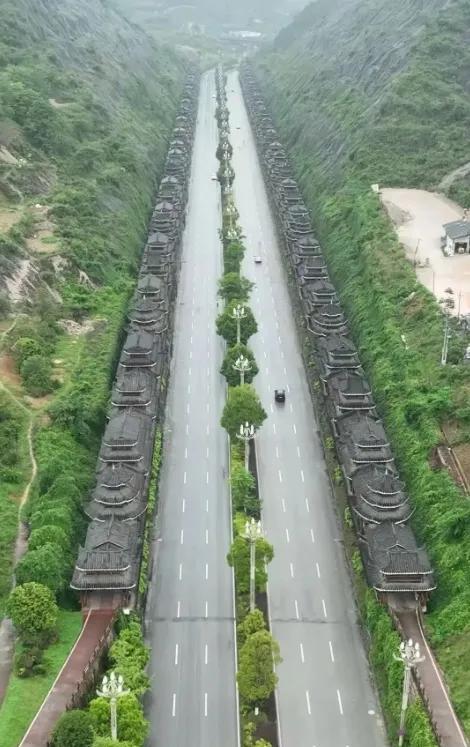投资这么大，给老百姓避雨吗？看不出有啥效果呢？