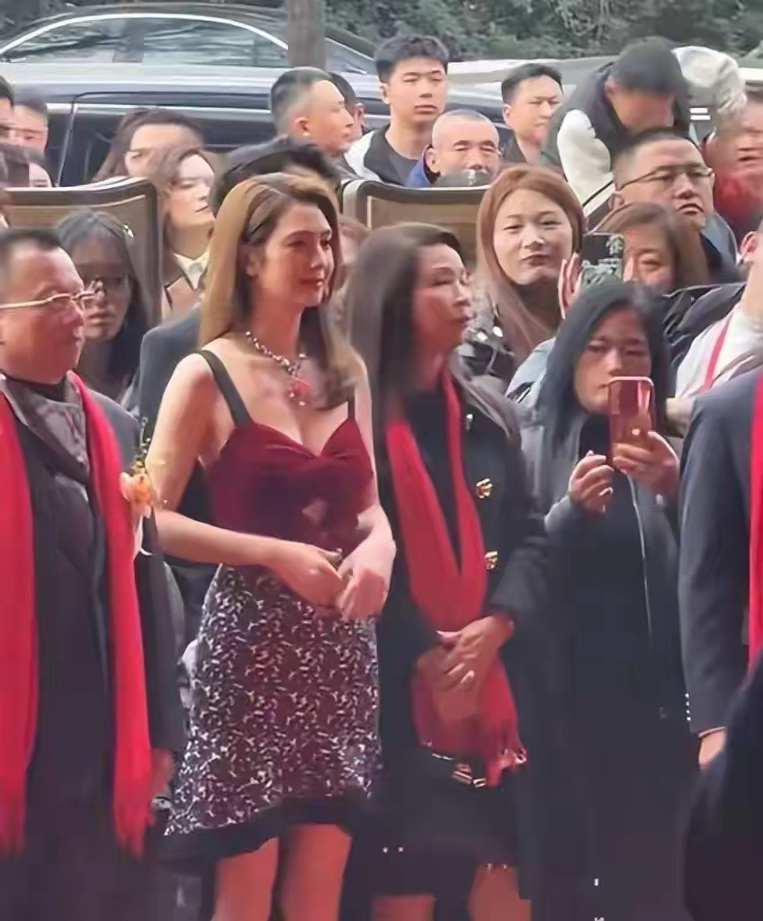 洪欣现身小区商演，寒风里穿吊带卖力演出，让人看着格外心酸。