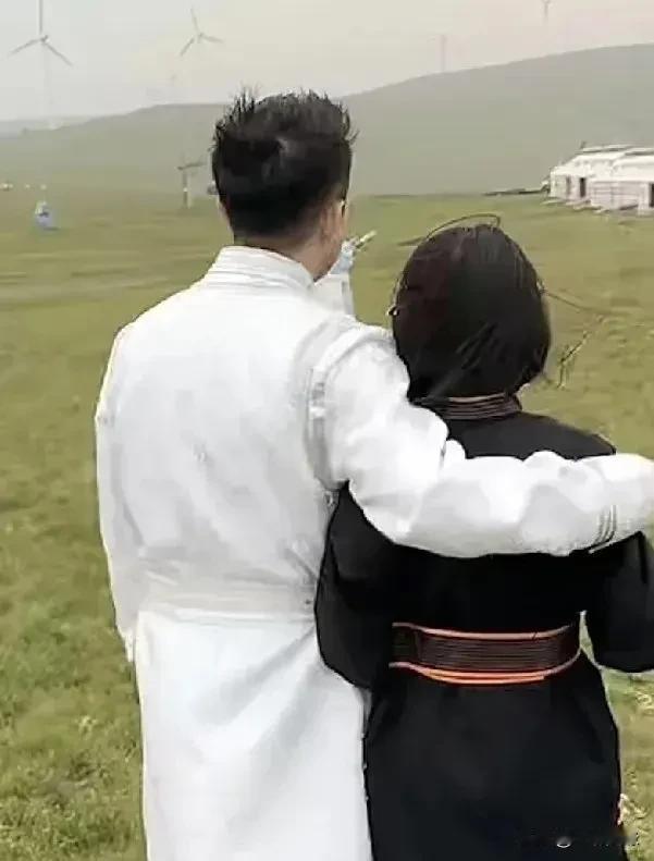 汪小菲带儿女来到呼和浩特大草原狂欢，小玥儿帮爸爸整理衣服，爸爸满眼都是女儿，为女