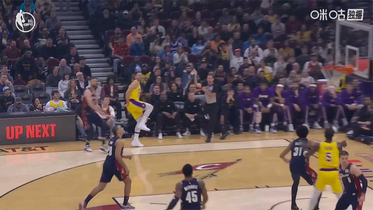 设计有问题？东契奇投篮后意外扭伤脚踝，短暂回更衣室后重返赛场