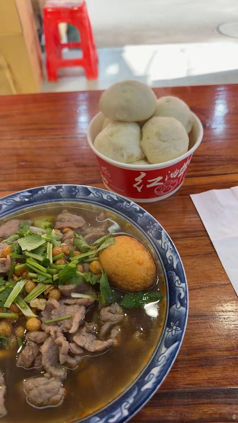 中餐马马虎虎对付一下算了。照例一碗生烫牛肉粉+1个虎皮鸡蛋+一笼小笼包，在加杯豆