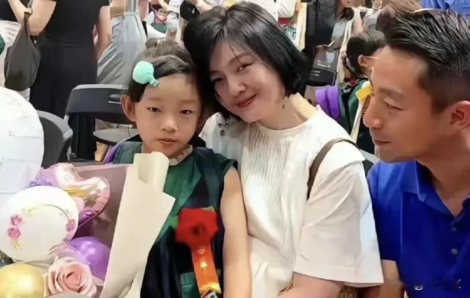 其实汪小菲也不想带回两个小孩子北京上学，可能他认为台湾那边读书比较轻松。而大