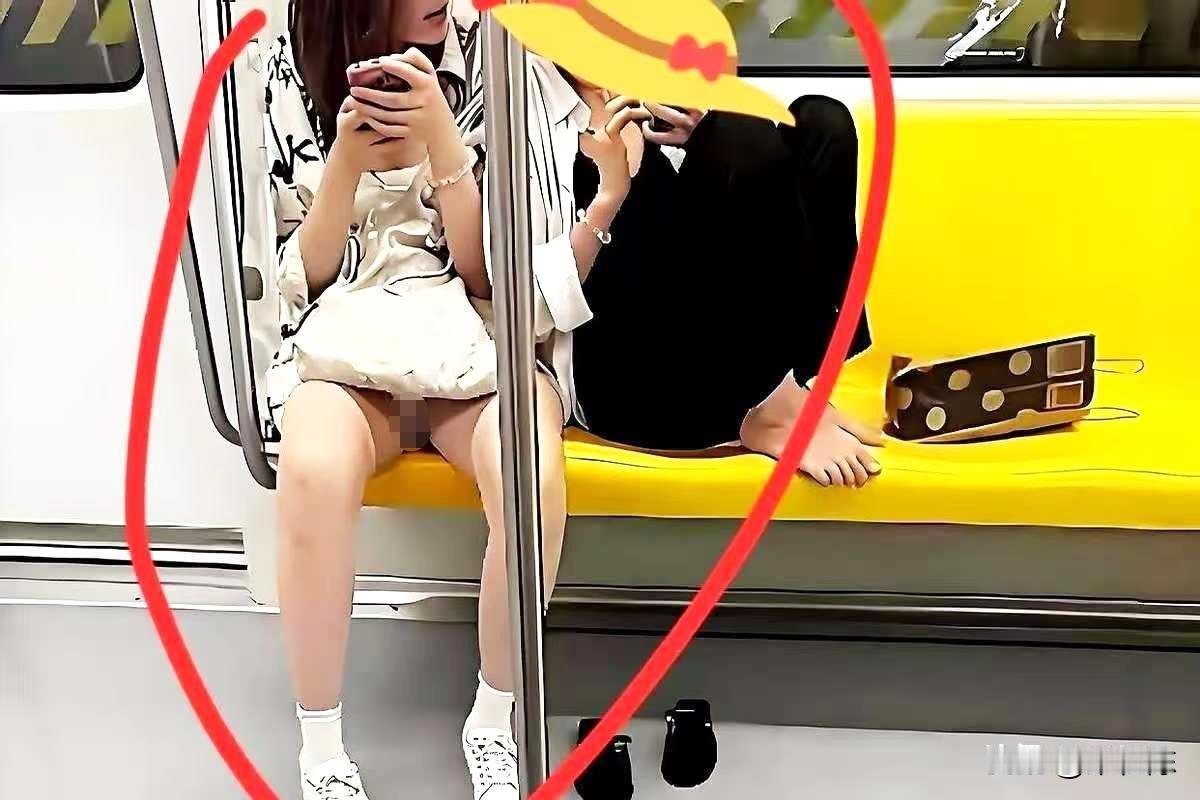 在地铁上可算是碰到个绝的，那场面，简直就是大型“社死现场”啊！太尴尬了，对面