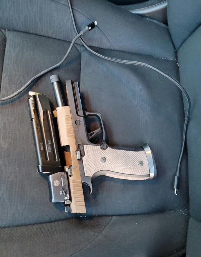 护士被多名ICE跪压近距离补枪射杀，特朗普却发长文及手枪照片为ICE辩护。明尼阿