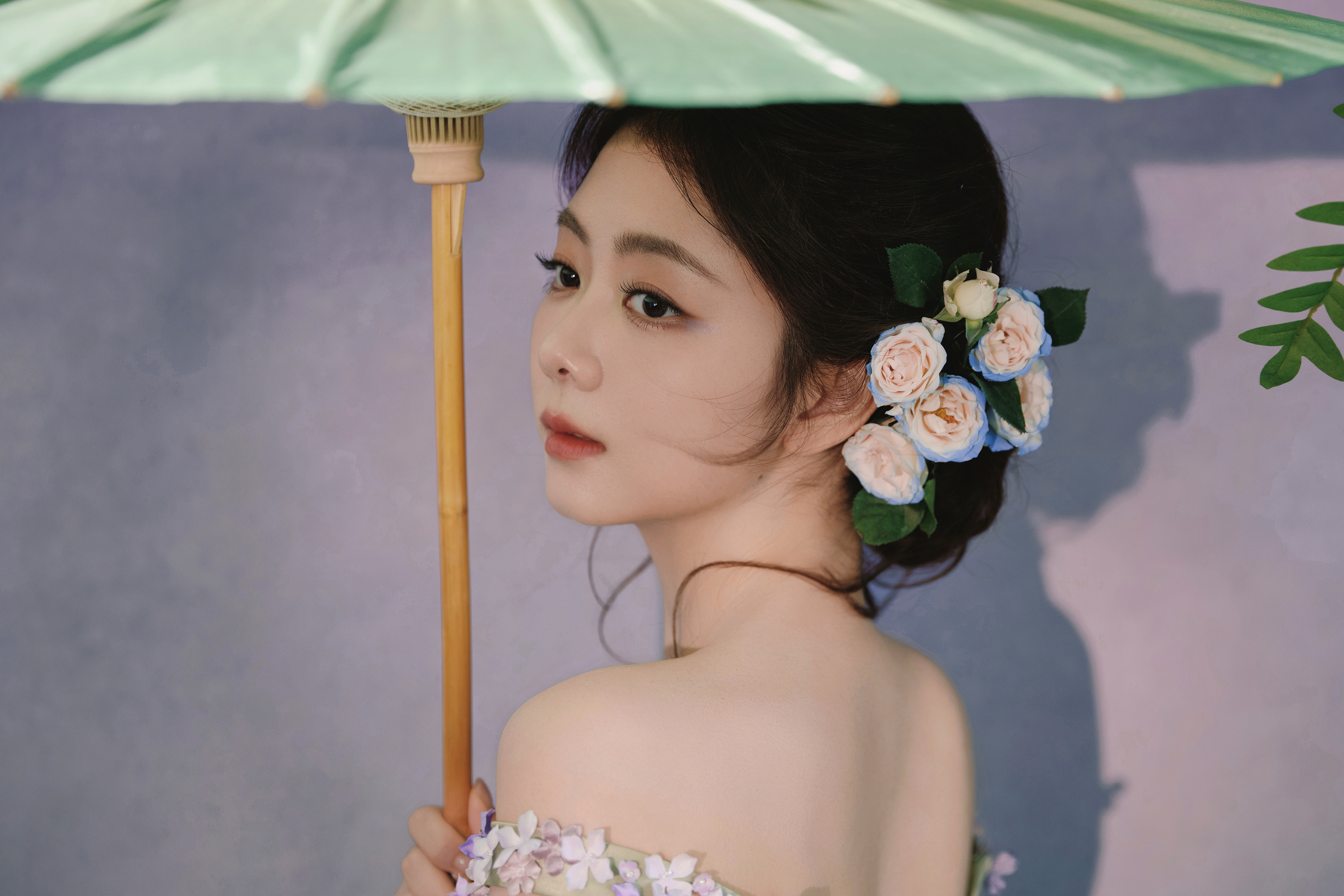 谭松韵紫藤从颈间蔓出芬芳花香，于典雅之间遇见自然。两小姐身穿提花缎面长裙，回到