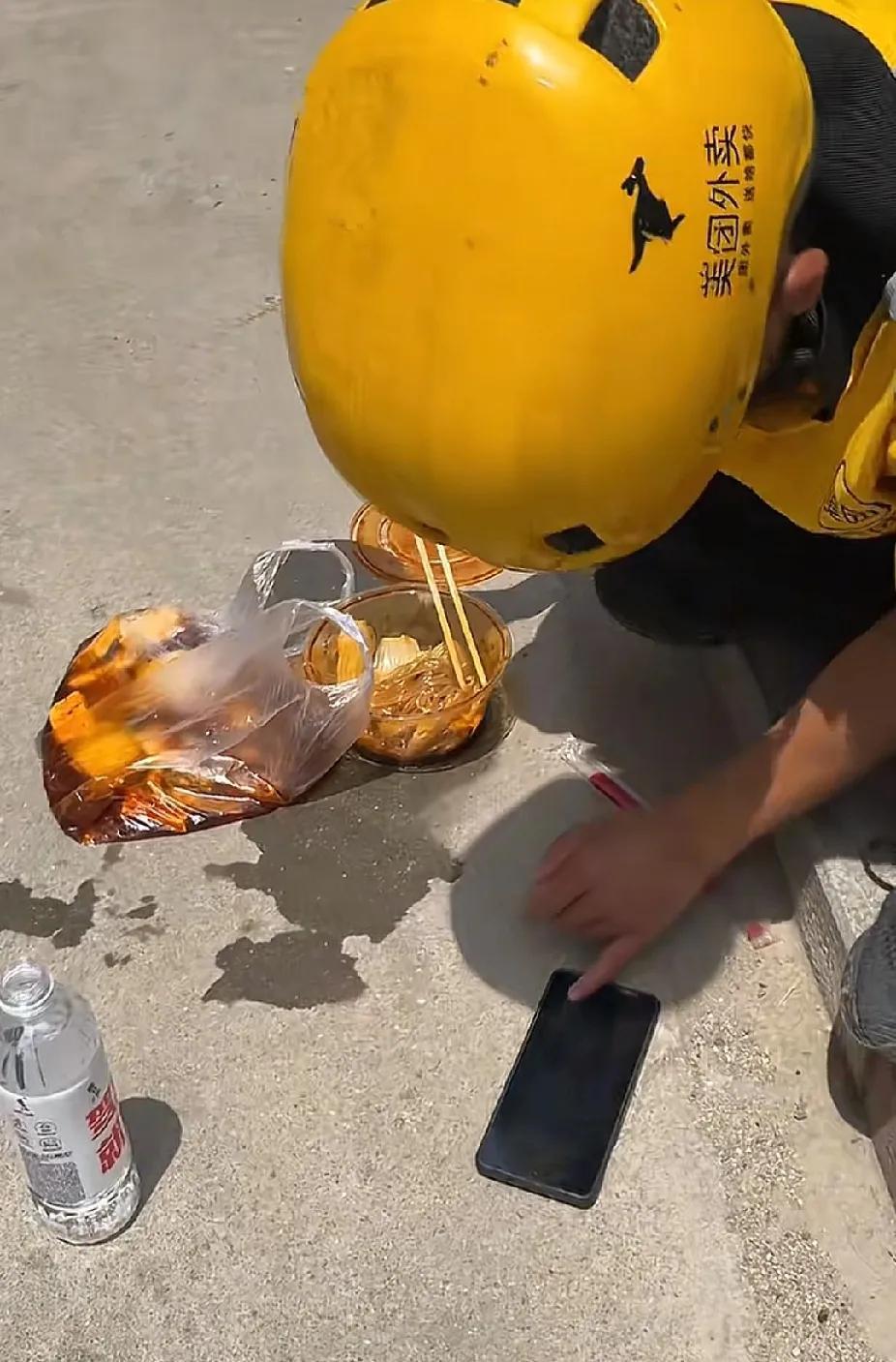 点外卖是生活中的一种常态如果你的外卖显示已经到了楼下外卖员却迟迟没有送过来，