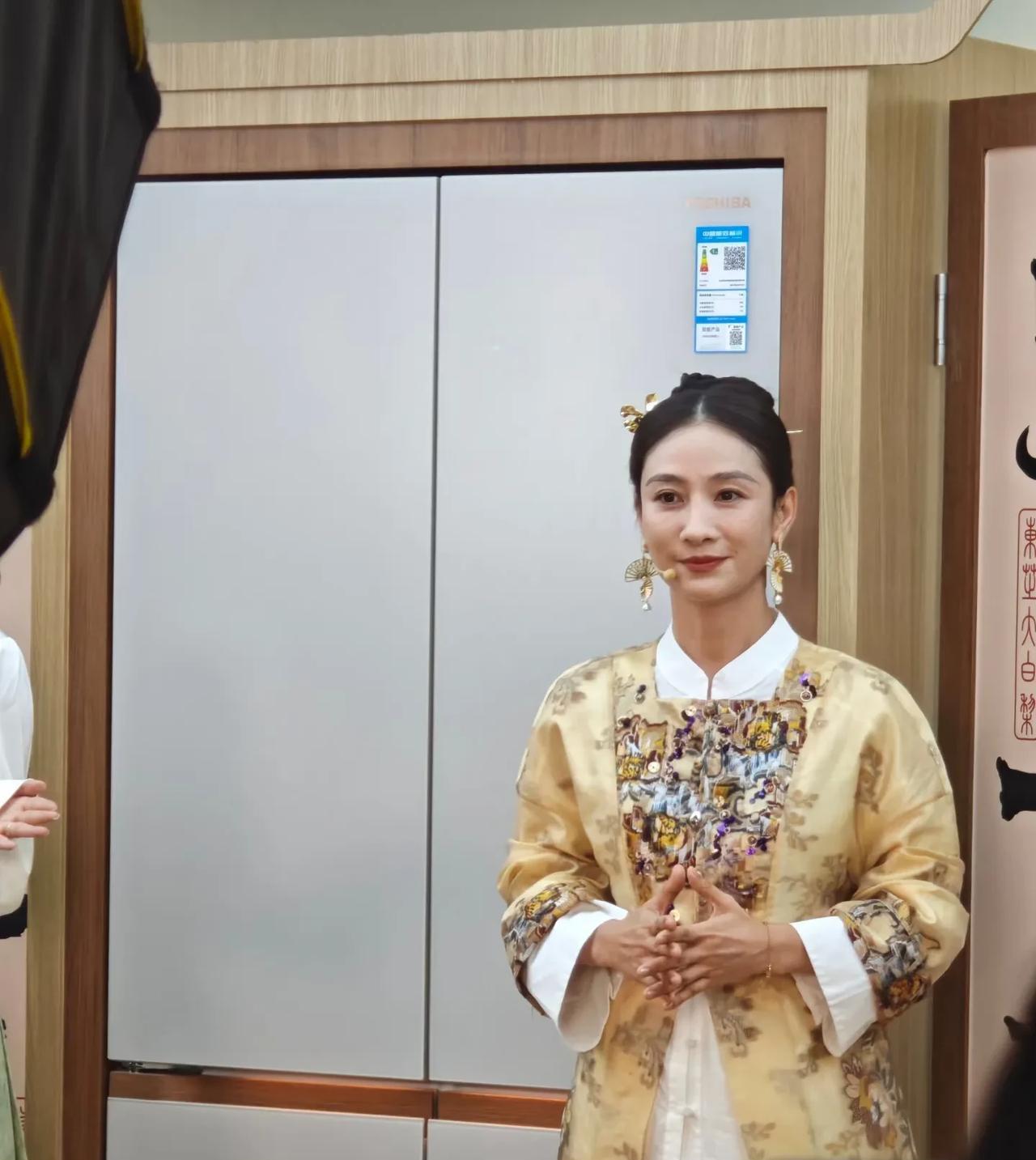 没错，这便是安陵容的扮演者陶昕然了！近期，她真的在零下25度的河北崇礼拍摄了一组