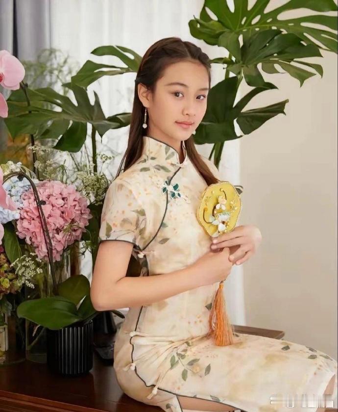 甜馨12岁啦，出落得亭亭玉立。瞧这分享出来的照片，眉眼间竟有几分爸爸的模样呢。