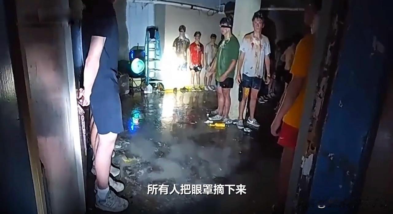 美国大学生兄弟会入会仪式太瘆人了，看得人心慌慌！这事儿发生在2024年11月，警