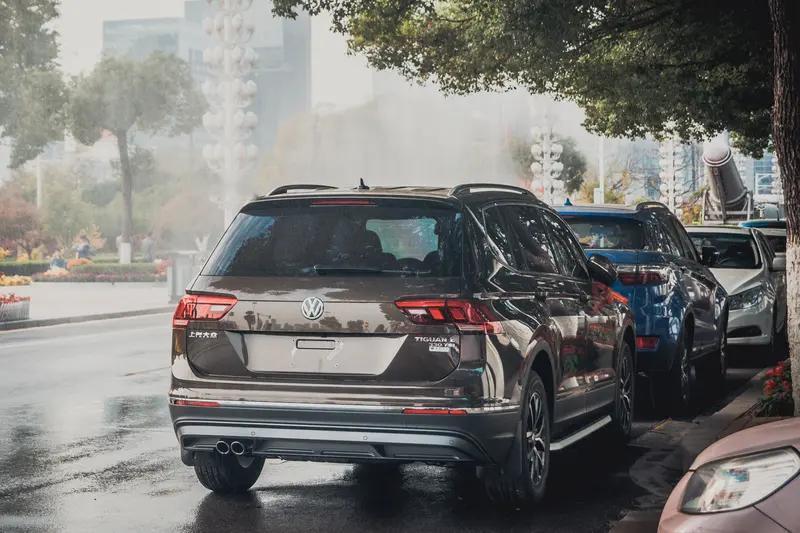 选上汽大众途观L家用，有两款值得考虑。途观L“出众款”是务实之选，销量最大。它