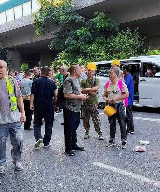 今天是7月21的清晨，五点多山东济南张庄的劳务市场已经热闹起来。一张张布满期待又