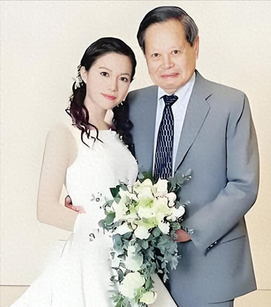 近日，49岁的翁帆在杨振宁逝世后首次公开露面。她身着素衣，神情从容，直面镜头坚