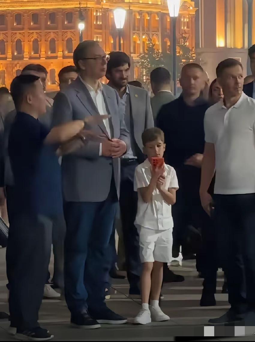 武契奇儿子武坎，这次也跟随父亲夜游上海美景，外国总统的小孩也是手机不离手啊！网瘾