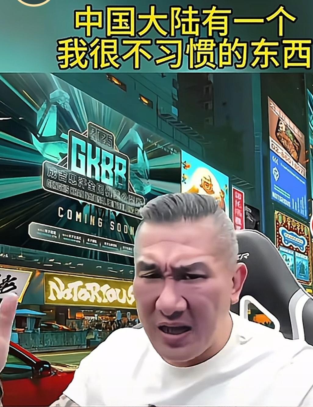 馆长说大陆有一个他很不习惯的东西。草原在哪里？附近！开车一个小时。吃饭去