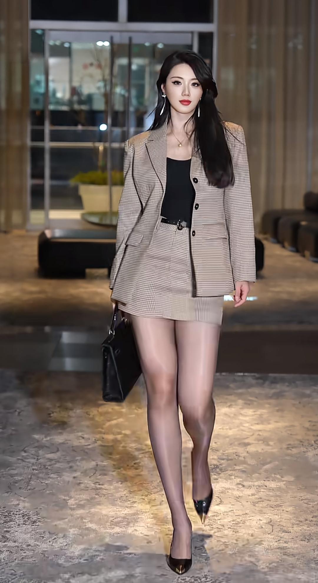 苏老师确实漂亮！这颜值、身材、衣品均属一流！[比心]