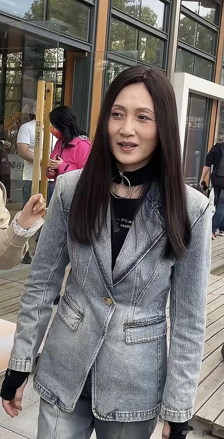 真是岁月蹉跎，人生如梦啊！一转眼，80年代的第一美女就已老去。真有些不敢相信自