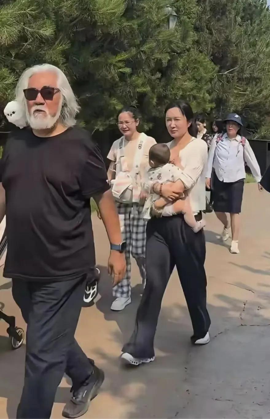 杜星霖为母则刚，也超级贤惠：一家人外出游玩，还带着保姆。可是，杜星霖怀抱着最小的