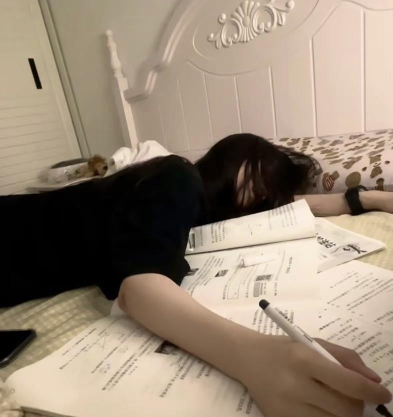周二晚上闺女给我打家校语音电话，信号差得要命，旁边还有一堆同学也在打电话，乱糟糟