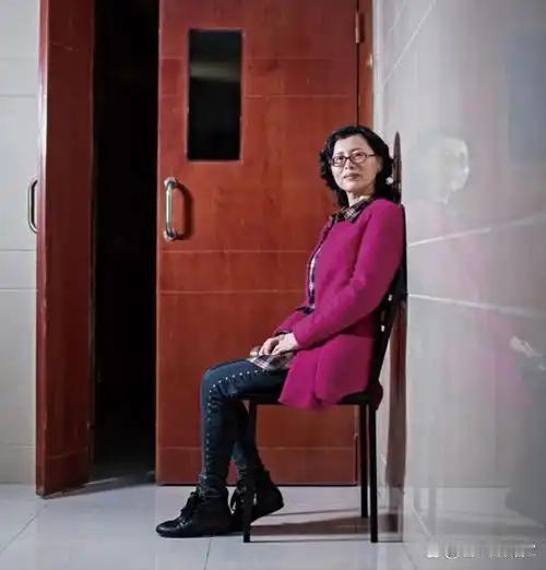终于明白了！为啥前任院长不敢对兰越峰下手了，因为新来的院长上任之后就直接开除了她